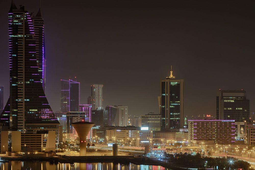 Le Meridien City Centre Bahrain Манама Экстерьер фото Manama skyline