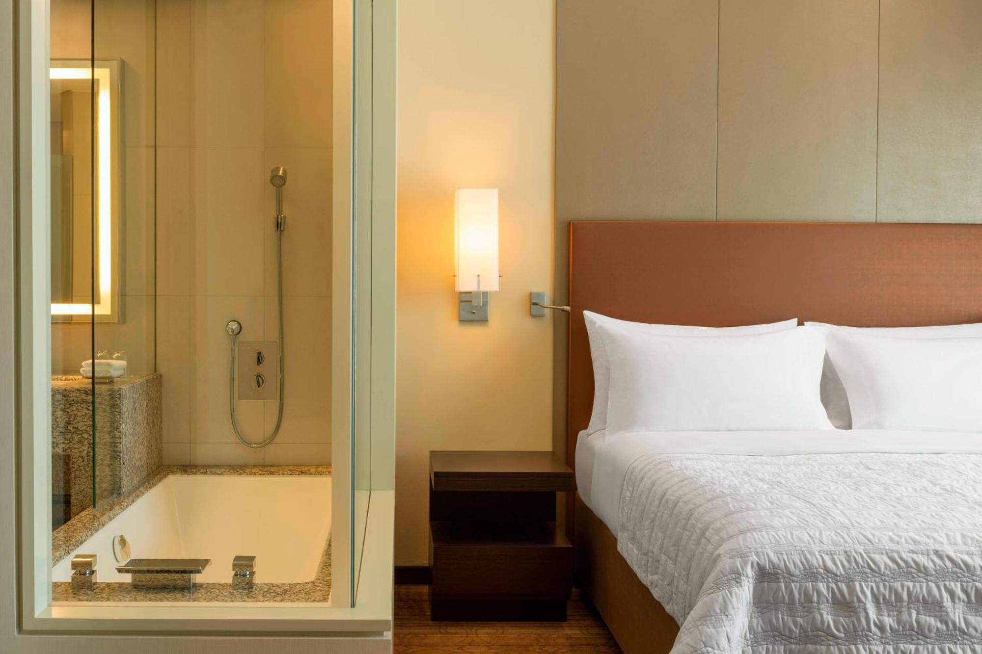 Le Meridien City Centre Bahrain Манама Экстерьер фото A room at the hotel