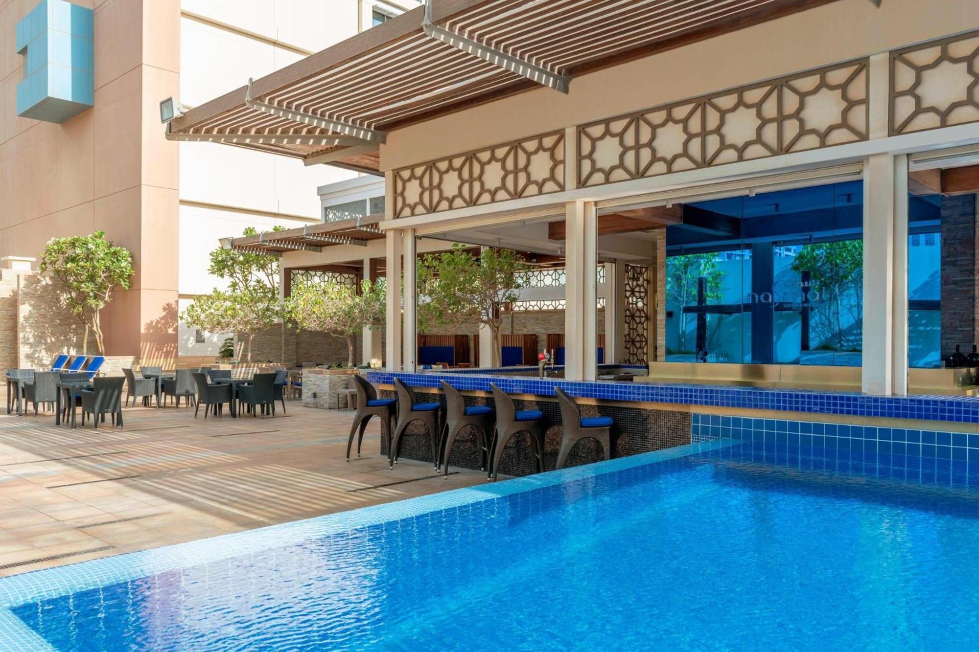 Le Meridien City Centre Bahrain Манама Экстерьер фото The pool at the hotel