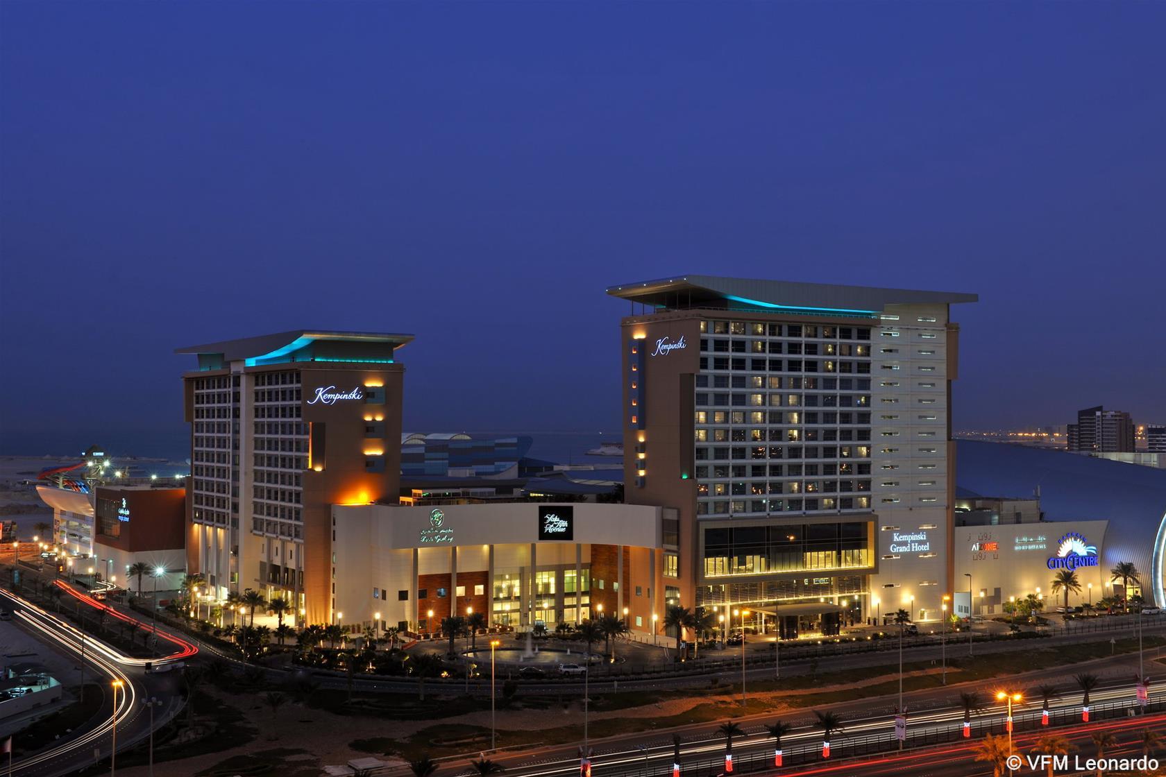 Le Meridien City Centre Bahrain Манама Экстерьер фото The Sheraton San Diego Hotel and Marriott Hotel at night